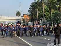Massa Mahasiswa Demo Depan Gedung DPR, Bawa Bendera hingga Boneka