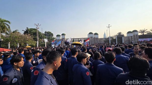 Mahasiswa gelar demo depan Gedung DPR (Taufiq Syarifudin/detikcom)