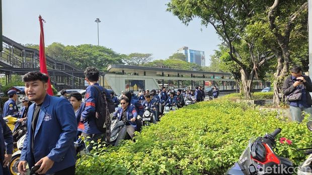 Mahasiswa Triksakti konvoi menuju gedung DPR (Taufiq Syarifudin/detikcom)