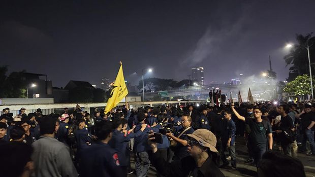 Mahasiswa nan berdemonstrasi di depan gedung DPR RI bercempera dan lampau lintas kembali normal. (Taufiq/detikcom)
