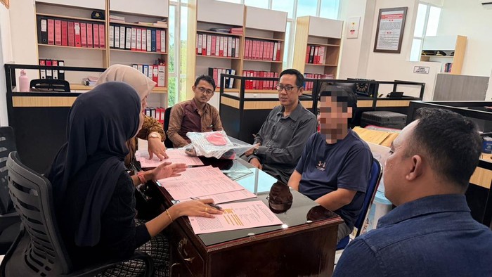 Mantan Kepala Kantor Cabang Pembantu (KCP) PT Pos Indonesia Air Sugihan Kanan inisial AAM ditahan