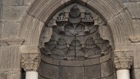 Mihrab khas Ottoman berbentuk ceruk menjorok ke dalam dengan hiasan muqarnas (ornamen sarang lebah/stalaktit) di atas ceruknya. Ada dua pilar marmer putih yang mengapitnya. Foto: Media Center Haji 2026
