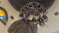 Lampu gantung tradisional bergaya khas Utsmaniyah menghiasi ruang salat. Foto: Media Center Haji 2026