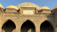 Arsitekturnya super estetik dan sangat berbeda dengan kebanyakan masjid Arab karena kental dengan vibes Turki Utsmani. Serambi pintu masuk bertumpu pada kolom-kolom dengan kepala muqarnas dan lengkungan runcing. Foto: Media Center Haji 2026