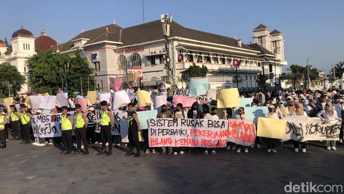 Ratusan massa yang menyebut diri Relawan MBG menyuarakan tuntutan untuk meneruskan program MBG di titik Nol Kilometer Kota Jogja, Jumat (19/6).