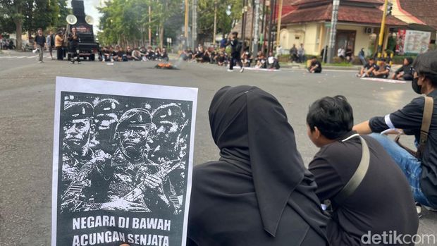 Massa aksi saat menggelar orasi di depan kantor Pemkab Banyuwangi. Massa aksi saat menggelar orasi di depan kantor Pemkab Banyuwangi.