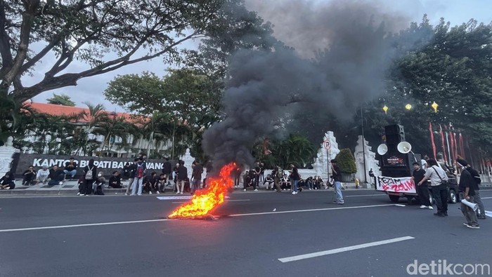 Massa aksi saat menggelar orasi di depan kantor Pemkab Banyuwangi.