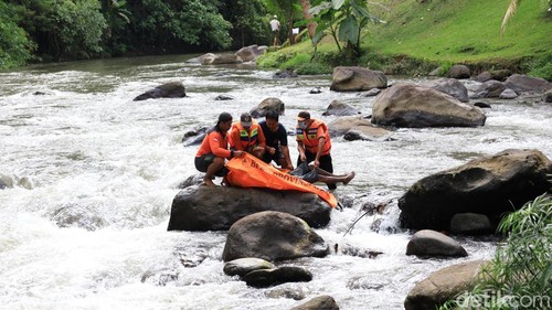Mayat pria tanpa identitas dievakuasi petugas BPBD Gianyar dari Sungai Ayung, Kecamatan Ubud, Gianyar, Jumat (19/6/2026).