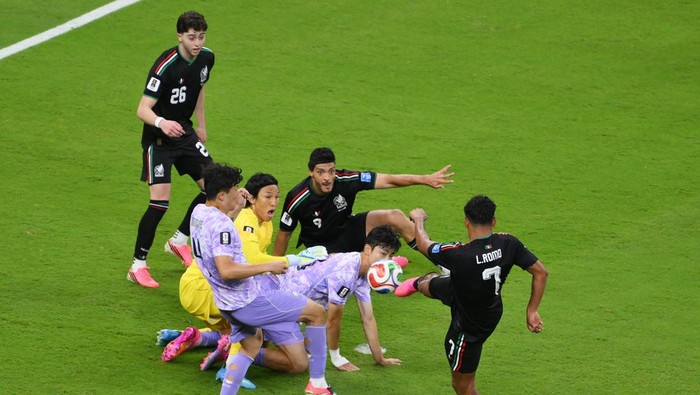 ZAPOPAN, MEXICO - JUNE 18: Luis Romo #7 of Mexico scores his teams first goal after Seung-gyu Kim #1 of Korea Republic fails to catch the ball during the FIFA World Cup 2026 Group A match between Mexico and Korea Republic at Guadalajara Stadium on June 18, 2026 in Guadalajara, Mexico. (Photo by David Ramos/Getty Images)