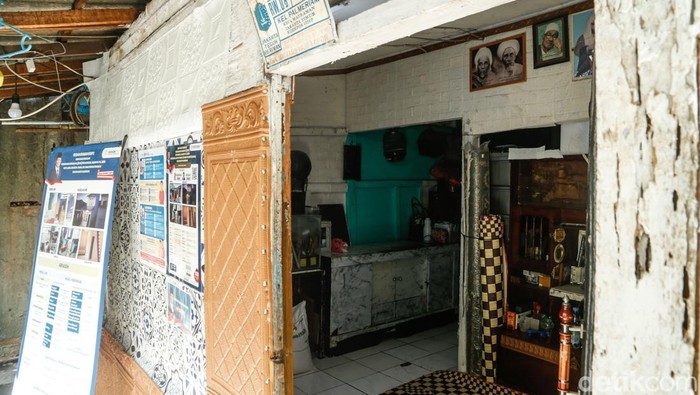 Warga bernama Rukmini berfoto di depan rumahnya yang akan direnovasi melalui program Bantuan Stimulan Perumahan Swadaya (BSPS) di Palmeriam, Jakarta Timur, Jumat (19/6/2026). Program tersebut menjadi bagian dari upaya peningkatan kualitas hunian masyarakat.
