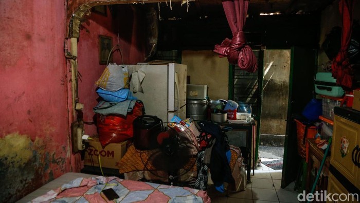 Warga bernama Rukmini berfoto di depan rumahnya yang akan direnovasi melalui program Bantuan Stimulan Perumahan Swadaya (BSPS) di Palmeriam, Jakarta Timur, Jumat (19/6/2026). Program tersebut menjadi bagian dari upaya peningkatan kualitas hunian masyarakat.