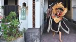 Menjaga Tradisi Galungan Lewat Ngelawang Keliling Kampung