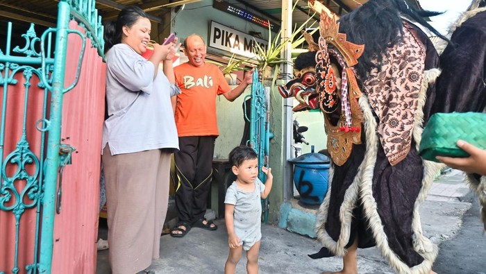 Remaja menarikan tarian Barong Bangkung berkeliling ke rumah-rumah warga saat melakukan tradisi Ngelawang di Denpasar, Bali, Kamis (18/6/2026). Tradisi Ngelawang berkeliling kampung itu dilakukan umat Hindu pada rangkaian perayaan Hari Raya Galungan guna menetralkan aura negatif serta menolak bala. ANTARA FOTO/Fikri Yusuf/wsj.