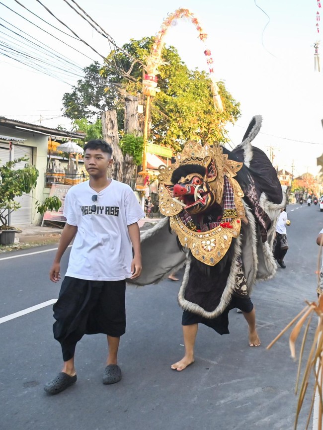 Menjaga Tradisi Galungan Lewat Ngelawang Keliling Kampung