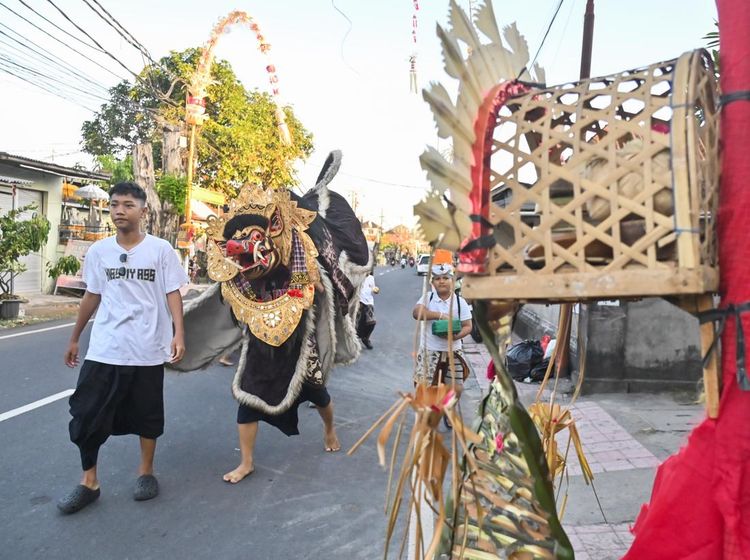 Menjaga Tradisi Galungan Lewat Ngelawang Keliling Kampung