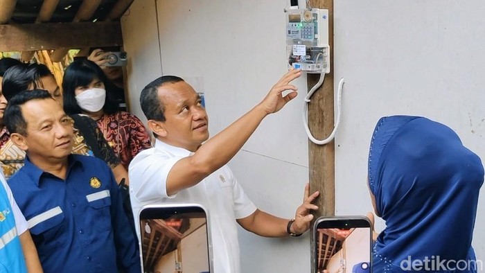 Menteri Energi dan Sumber Daya Mineral (ESDM), Bahlil Lahadalia meresmikan program Bantuan Pasang Baru Listrik (BPBL) di Desa Hardimulyo, Kecamatan Kaligesing, Kabupaten Purworejo, Jumat (19/6/2026) petang.