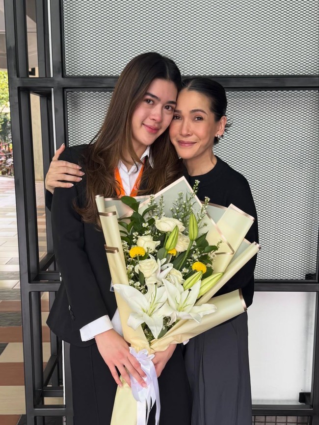 Air Mata Mieke Amalia, Kayra Miendra Lulus Sidang Kuliah