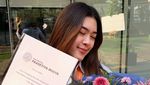Air Mata Mieke Amalia, Kayra Miendra Lulus Sidang Kuliah
