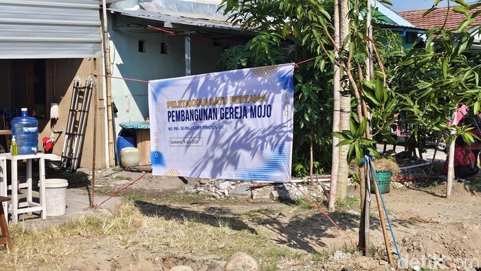 Mobil dinas Wali Kota Solo ditinggalkan di lokasi pembangunan Gereja Mojo, Jumat (19/6/2026)