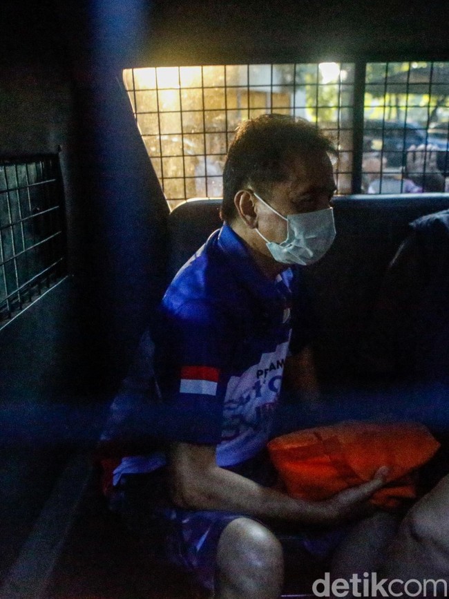Momen Roy Suryo-dr Tifa Dibawa ke RS Polri untuk Cek Kesehatan