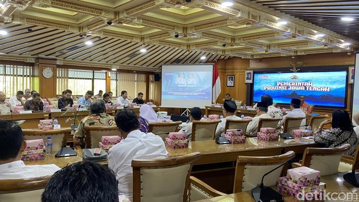 Acara Penandatanganan Komitmen Bersama Penyerapan Ayam dan Telur untuk program MBG di Kantor Gubernur Jateng, Kecamatan Semarang Selatan, Kota Semarang, Kamis (19/6/2026).
