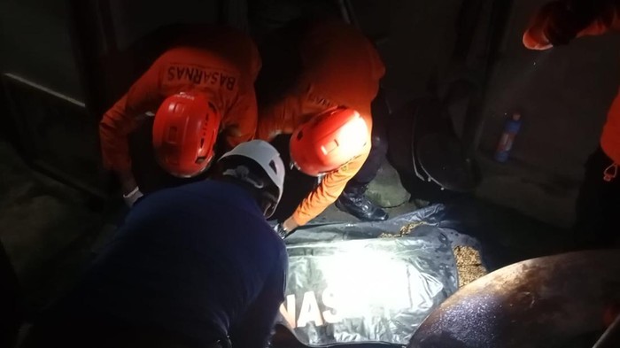 Tim SAR Gabungan saat mengevakuasi seorang nenek yang meninggal dunia usai tercebur ke dalam sumur di Sedayu, Bantul.