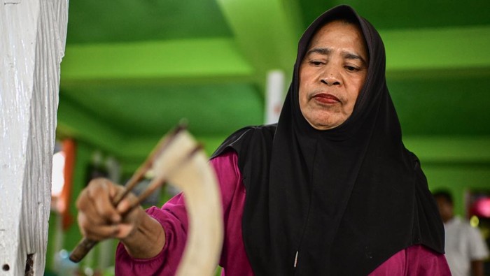 Pedagang meyiapkan papeda terbang untuk pengunjung di Rumah Makan Papeda Terbang Singgah Dolo, Tulehu, Kabupaten Maluku Tengah, Maluku, Selasa (16/6/2026). Papeda terbang menjadi daya tarik wisata kuliner sekaligus sarana pelestarian pangan tradisional berbahan dasar sagu di Maluku. ANTARA FOTO/Rivan Awal Lingga/YU