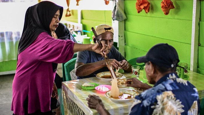 Pedagang meyiapkan papeda terbang untuk pengunjung di Rumah Makan Papeda Terbang Singgah Dolo, Tulehu, Kabupaten Maluku Tengah, Maluku, Selasa (16/6/2026). Papeda terbang menjadi daya tarik wisata kuliner sekaligus sarana pelestarian pangan tradisional berbahan dasar sagu di Maluku. ANTARA FOTO/Rivan Awal Lingga/YU
