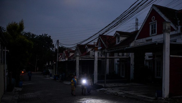 Warga menggunakan senter untuk berangkat menuju masjid saat pemadaman listrik bergilir di Cinunuk, Kabupaten Bandung, Jawa Barat, Jumat (19/6/2026). PLN Unit Induk Distribusi (UID) Jawa Barat melakukan pengaturan beban secara terbatas dengan memadamkan listrik secara bergilir di sejumlah wilayah di Bandung Raya akibat adanya kendala teknis operasional pembangkit dan gangguan pada dua unit pembangkit besar. ANTARA FOTO/Raisan Al Farisi/kye