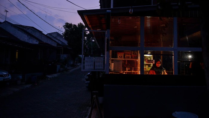 Warga menggunakan senter untuk berangkat menuju masjid saat pemadaman listrik bergilir di Cinunuk, Kabupaten Bandung, Jawa Barat, Jumat (19/6/2026). PLN Unit Induk Distribusi (UID) Jawa Barat melakukan pengaturan beban secara terbatas dengan memadamkan listrik secara bergilir di sejumlah wilayah di Bandung Raya akibat adanya kendala teknis operasional pembangkit dan gangguan pada dua unit pembangkit besar. ANTARA FOTO/Raisan Al Farisi/kye