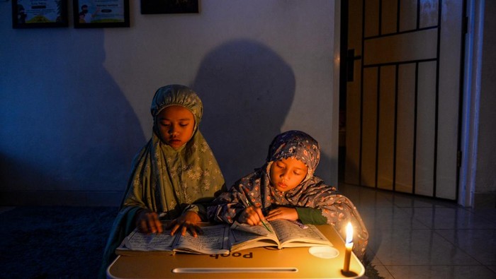 Warga menggunakan senter untuk berangkat menuju masjid saat pemadaman listrik bergilir di Cinunuk, Kabupaten Bandung, Jawa Barat, Jumat (19/6/2026). PLN Unit Induk Distribusi (UID) Jawa Barat melakukan pengaturan beban secara terbatas dengan memadamkan listrik secara bergilir di sejumlah wilayah di Bandung Raya akibat adanya kendala teknis operasional pembangkit dan gangguan pada dua unit pembangkit besar. ANTARA FOTO/Raisan Al Farisi/kye
