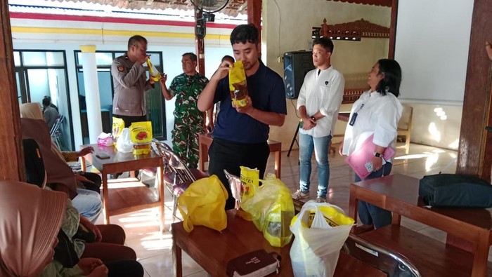 Pemeriksaan minyak goreng merek MinyaKita di Desa Gesing, Kecamatan Kismantoro, Kabupaten Wonogiri.