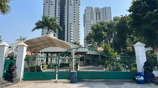 Penampakan Hotel Sultan H+1 usai diambil alih negara, Jumat (19/6/2026). Penampakan Hotel Sultan H+1 usai diambil alih negara, Jumat (19/6/2026). (CNBC Indonesia/Elga Nurmutia)