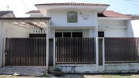 Rumah kedua adalah rumah milik orang kepercayaan eks Bupati Banjarnegara, Kedy Afandi. Ia dan Bupati Banjarnegara Budhi Sarwono telah terjerat hukuman 8 tahun penjara terkait kasus korupsi pengadaan pada Dinas PUPR Banjarnegara tahun 2017-2018. Lokasinya berada di Perumahan Gemuruh Indah, Blok A Nomor 17 RT. 01/ RW. 10, Kel. Gemuruh, Kecamatan Bawang, Kabupaten Banjarnegara, Jawa Tengah. Kepemilikan sebelumnya atas nama Prim Riza Kadavi (Nomor BB Putusan 584). Foto: Tangkapan layar Instagram @lelangkpkofficial