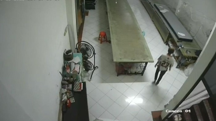 Pencurian kain gulungan (rol) dari sebuah rumah konfeksi terjadi di wilayah Tambora, Jakbar. Pelakunya ternyata karyawan di rumah konfeksi tersebut, WS (24). (dok Istimewa)