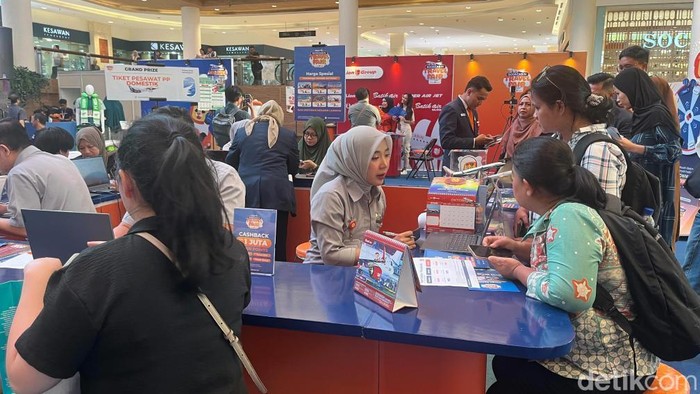 Pengunjung saat menghadiri acara Bookcabin travel fair Medan. (Foto: Kartika Sari/detikSumut).