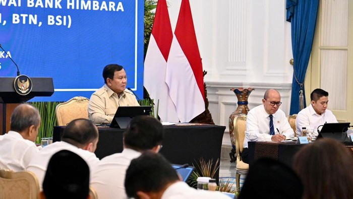 Presiden Prabowo Subianto memberikan arahan khusus kepada jajaran direksi dan komisaris bank-bank pelat merah di Istana Merdeka, Jakarta Pusat, Kamis (18/6/2026).