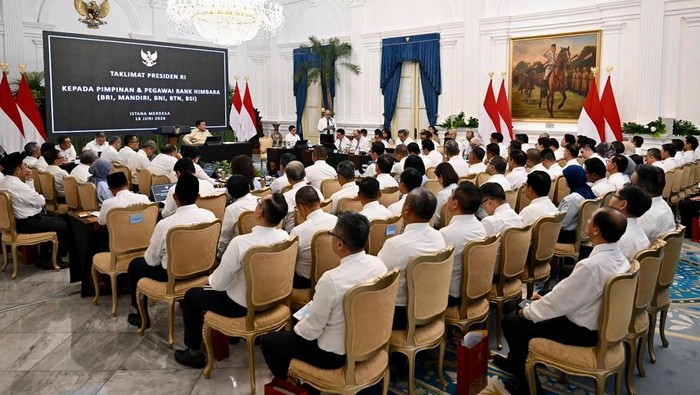 Presiden Prabowo Subianto memberikan arahan khusus kepada jajaran direksi dan komisaris bank-bank pelat merah di Istana Merdeka, Jakarta Pusat, Kamis (18/6/2026).