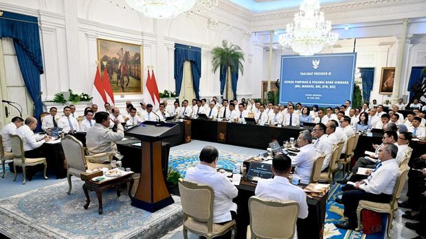 Presiden Prabowo Subianto memberikan pengarahan unik kepada jejeran dewan dan komisaris bank-bank pelat merah di Istana Merdeka, Jakarta Pusat, Kamis (18/6/2026).
