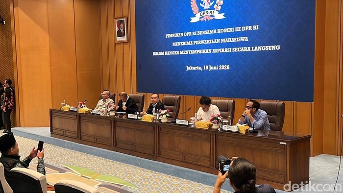 Wakil Ketua DPR RI Sufmi Dasco Ahmad menerima perwakilan mahasiswa yang berdemo di depan Gedung DPR RI, Jumat (19/6/2026).