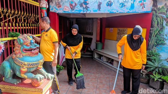 Polisi di Sidoarjo Gelar Bakti Religi di Kelenteng dan Gereja