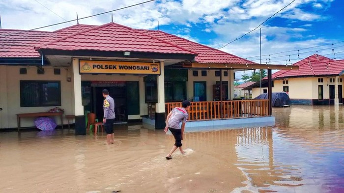 Polsek Wonosari di Kabupaten Boalemo, Gorontalo, terendam banjir.