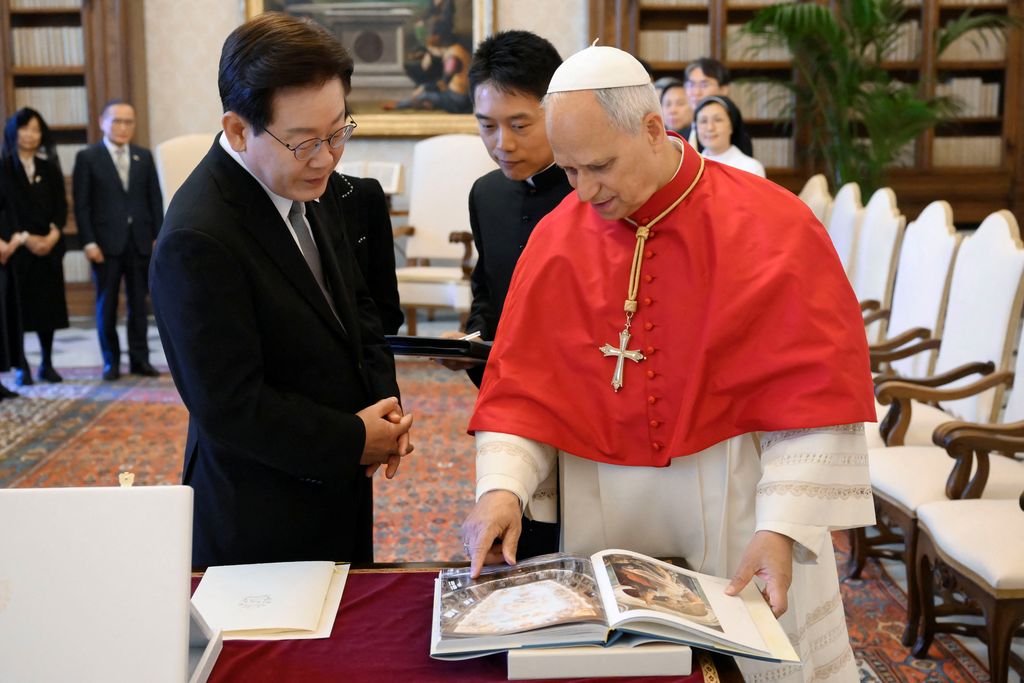 Presiden Korea Selatan Lee Jae Myung berjumpa dengan Paus Leo XIV di Vatikan, Senin (15/6/2026). Pertemuan tersebut menjadi salah satu agenda diplomatik Lee berbareng pemimpin Gereja Katolik di tengah upaya memperkuat hubungan bilateral dan kerja sama internasional. (via REUTERS/Mario Tomassetti)