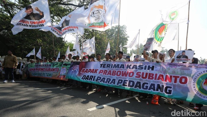 Para pengunjukrasa menggelar aksi di jalan Medan Merdeka Selatan, Jakarta, Jumat (19/6/2026). Mereka yang mengatasnamakan organisasi Tani Merdeka Indonesia dan Asosiasi Pegadang Pasar Indonesia (APPSI) membawa dukungan terhadap program dan kepemimpinan Presiden Prabowo Subianto. Dalam aksinya mereka menggelar orasi, memegang spanduk dukungan dan poster-poster yang terkait kinerja presiden. Aksi berlangsung tertib.