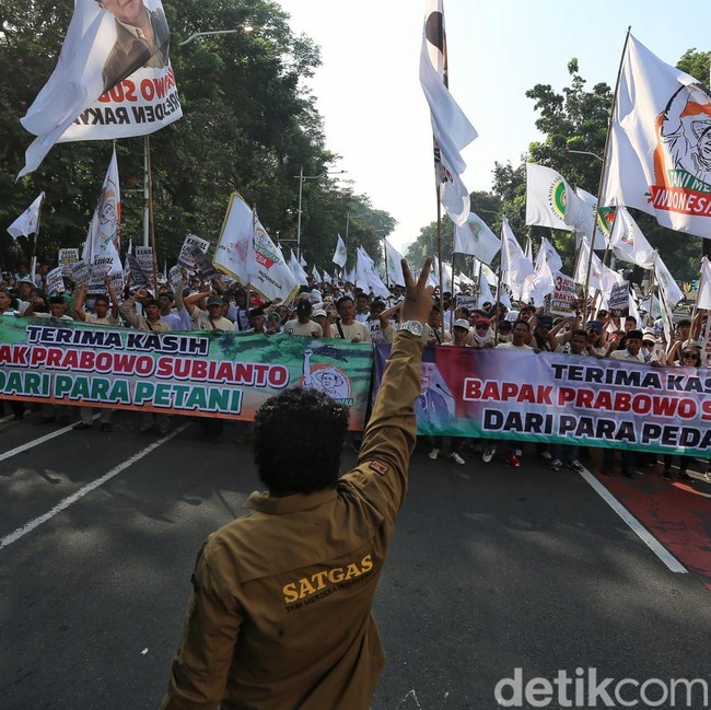 Potret Aksi Pedagang-Petani Dukung Program Prabowo di Jakarta