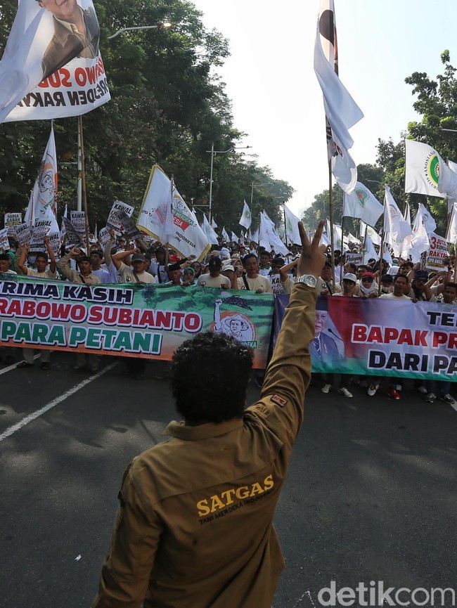 Potret Aksi Pedagang-Petani Dukung Program Prabowo di Jakarta