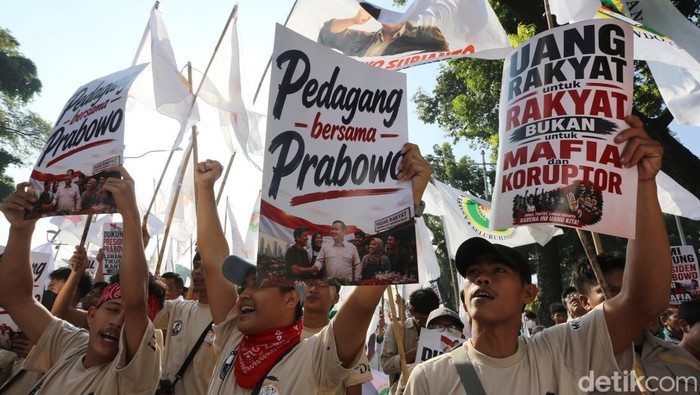 Para pengunjukrasa menggelar aksi di jalan Medan Merdeka Selatan, Jakarta, Jumat (19/6/2026). Mereka yang mengatasnamakan organisasi Tani Merdeka Indonesia dan Asosiasi Pegadang Pasar Indonesia (APPSI) membawa dukungan terhadap program dan kepemimpinan Presiden Prabowo Subianto. Dalam aksinya mereka menggelar orasi, memegang spanduk dukungan dan poster-poster yang terkait kinerja presiden. Aksi berlangsung tertib.