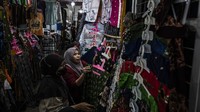 Pedagang pakaian melayani pembeli di kiosnya di Pasar Johar, Semarang, Jawa Tengah, Jumat (19/6/2026). Aktivitas perdagangan ini mencerminkan perputaran ekonomi sektor UMKM di daerah tersebut. ANTARA FOTO/Aprillio Akbar