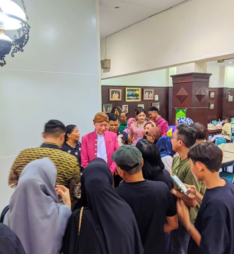 Presiden Joko Widodo saat mampir ke Adem Ayem. Presiden Joko Widodo saat mampir ke Adem Ayem.