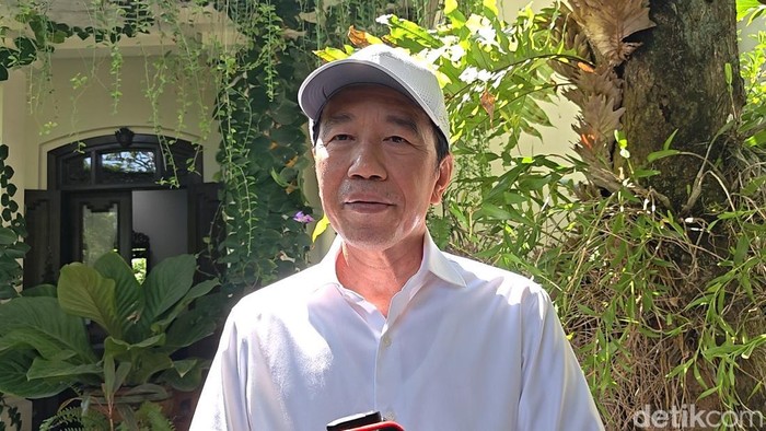 Presiden ke-7, Joko Widodo ditemui di kediaman Sumber, Banjarsari, Solo, Jumat (19/6/2026).